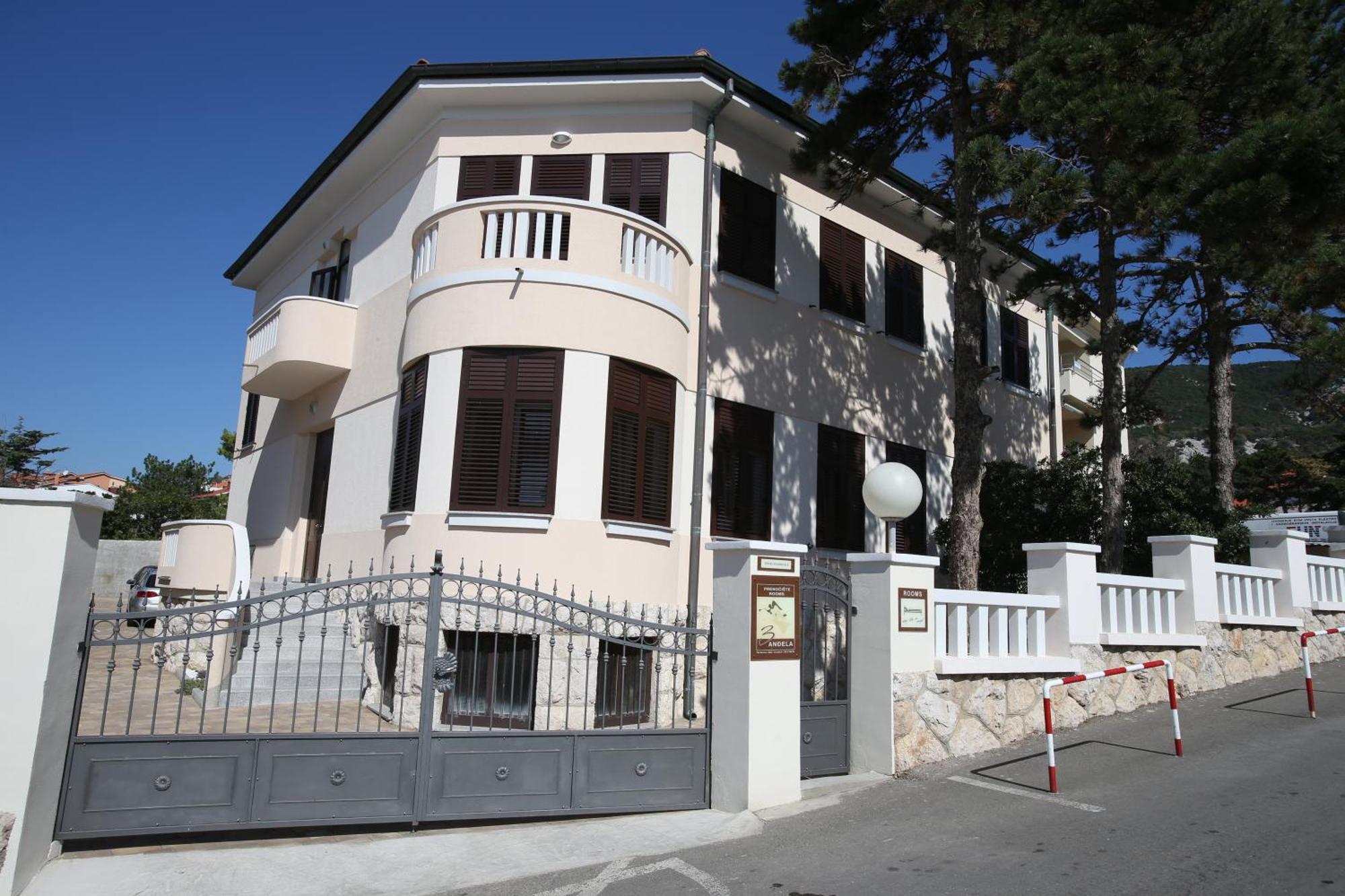 Apartment & Rooms Three Angels Башка Екстер'єр фото
